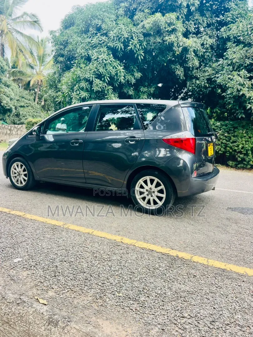 Toyota Ractis 2012 Black