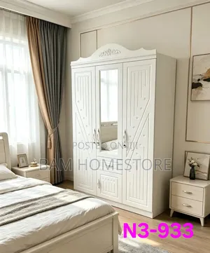Elegant 3-Door Bedroom Wardrobe - Kabati Kubwa La Nguo La Kisasa
