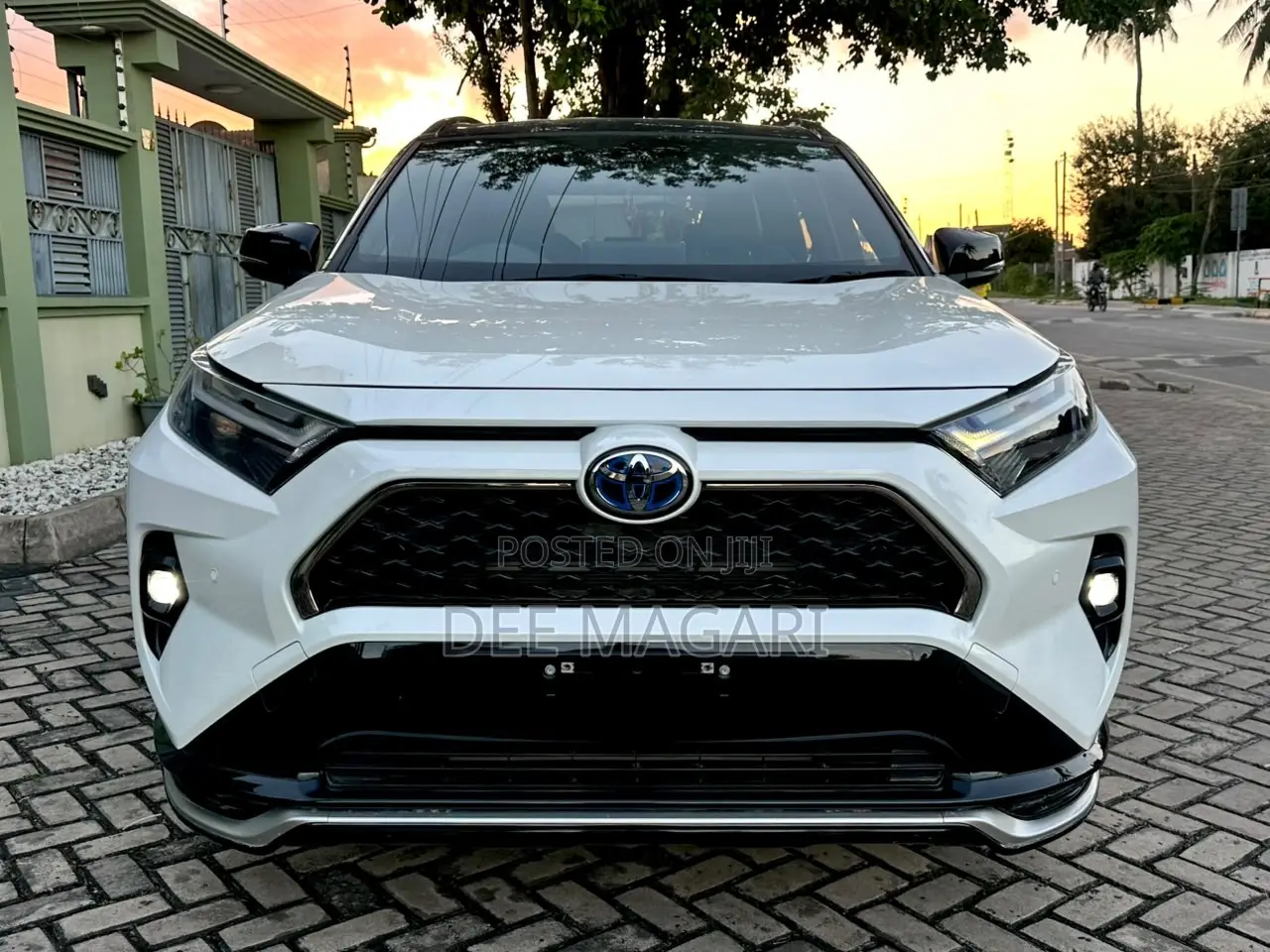 Toyota RAV4 Hybrid 2022 White
