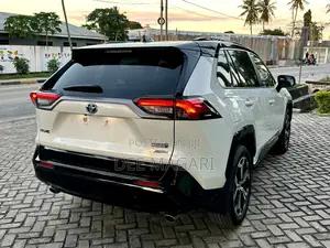 Toyota RAV4 Hybrid 2022 White