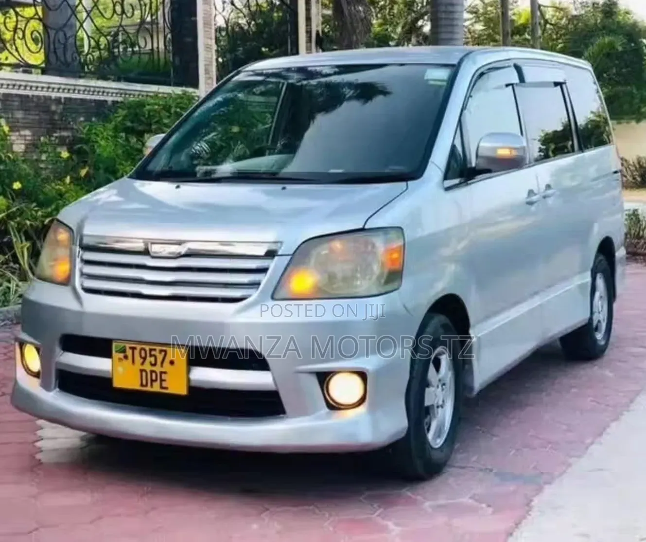 Toyota Noah 2006 Silver