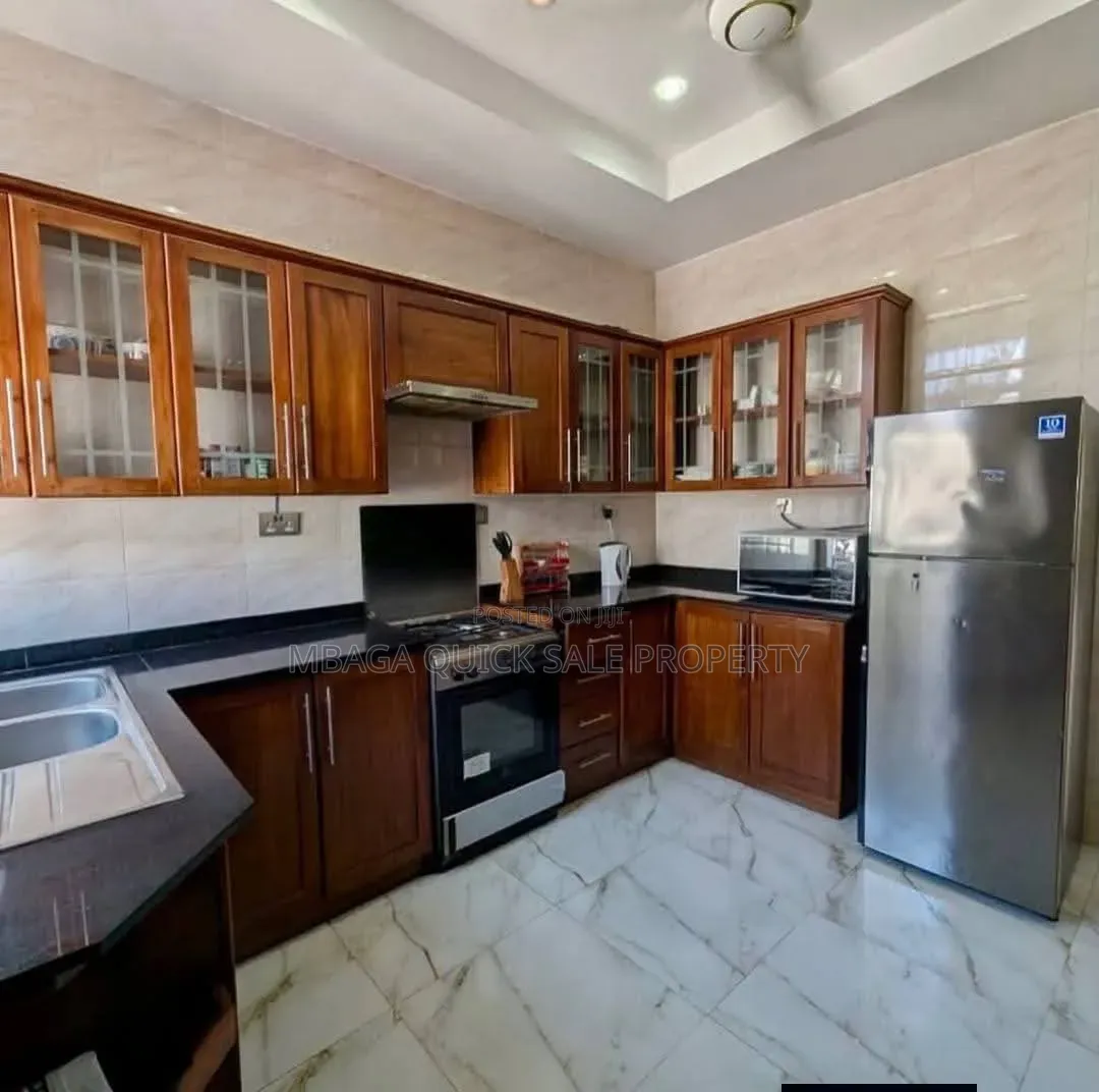 8bdrm House in Ada Estate for rent