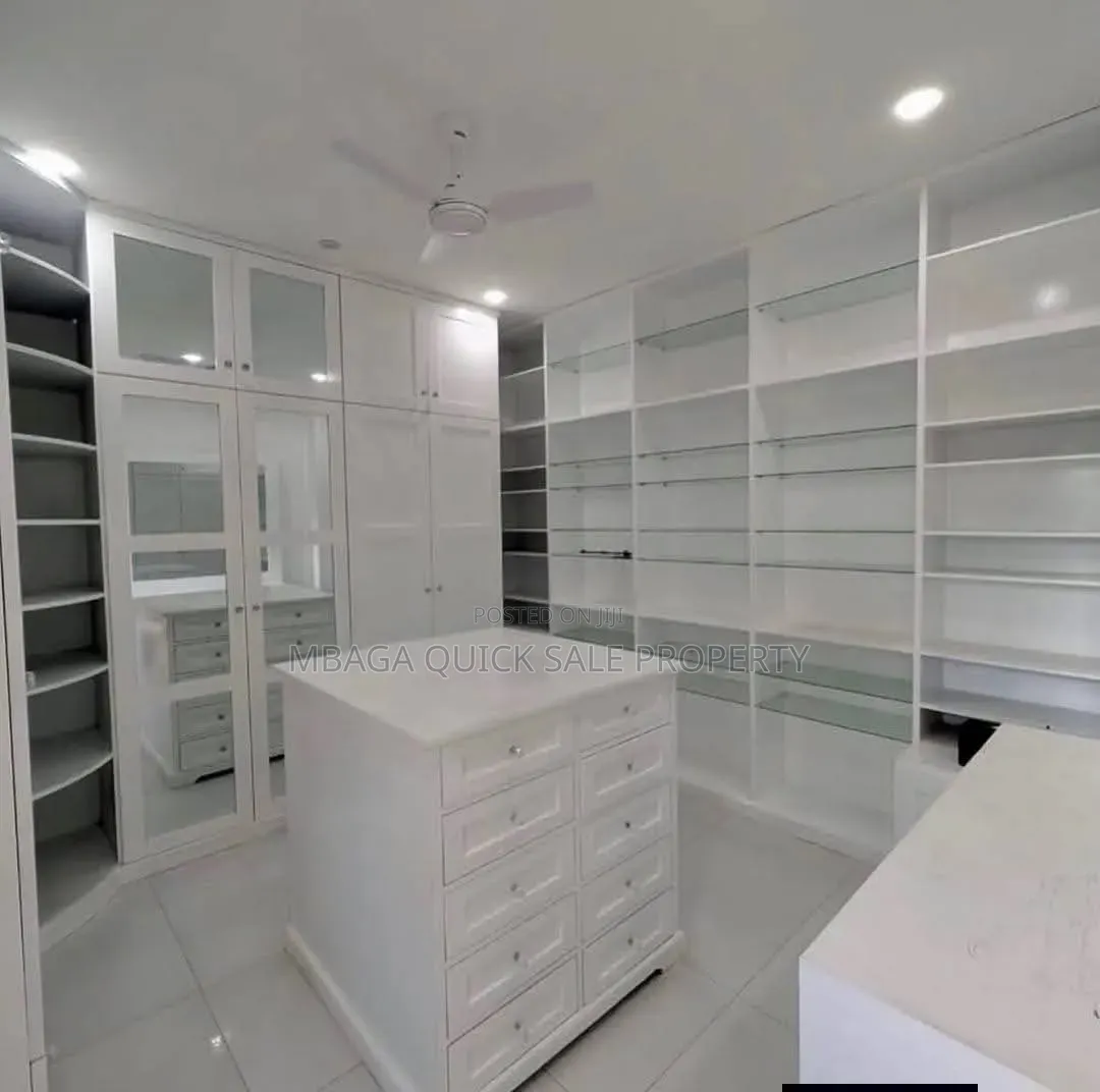 8bdrm House in Ada Estate for rent