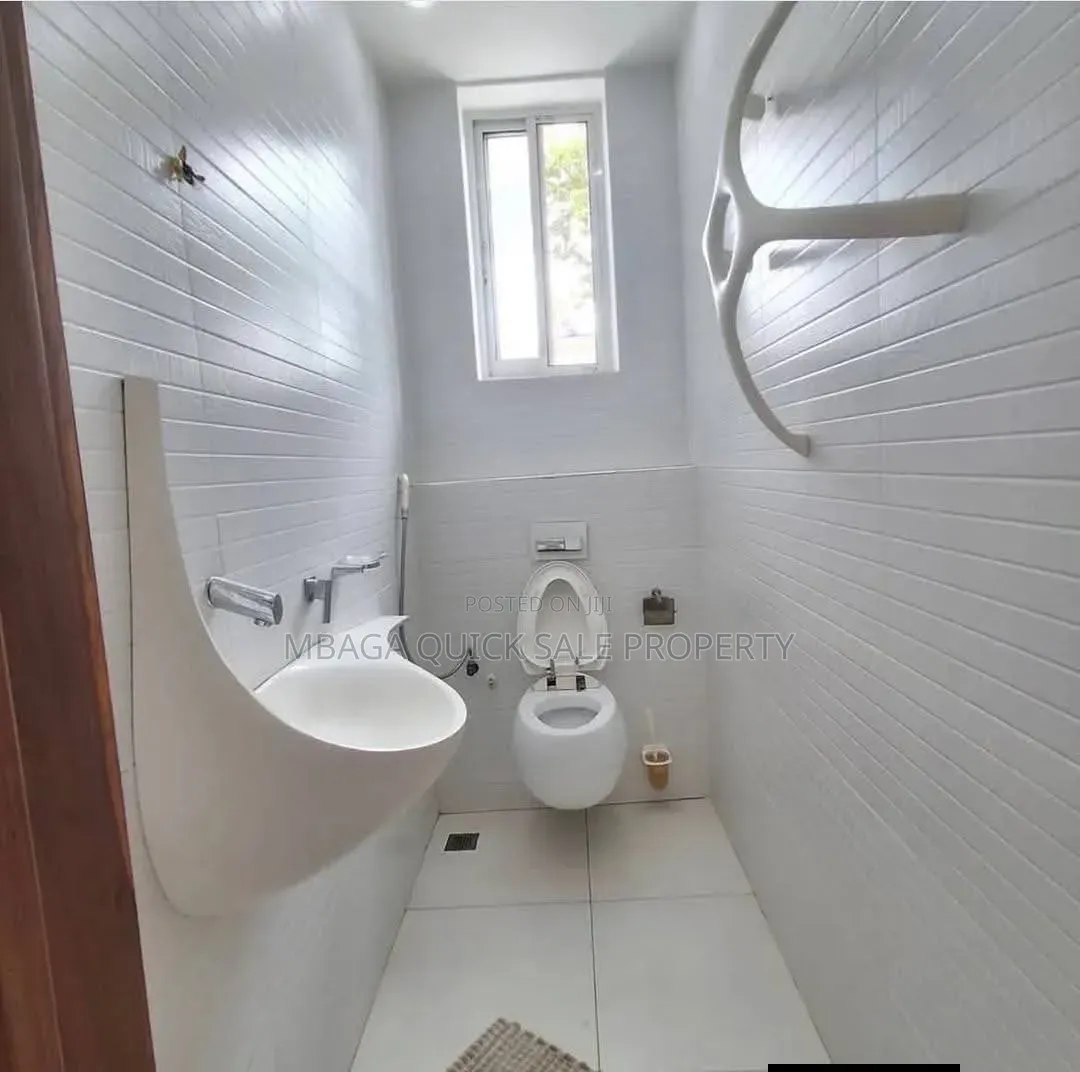 8bdrm House in Ada Estate for rent