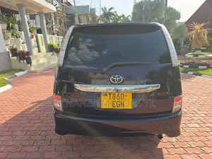 Toyota ISIS 2012 Gray