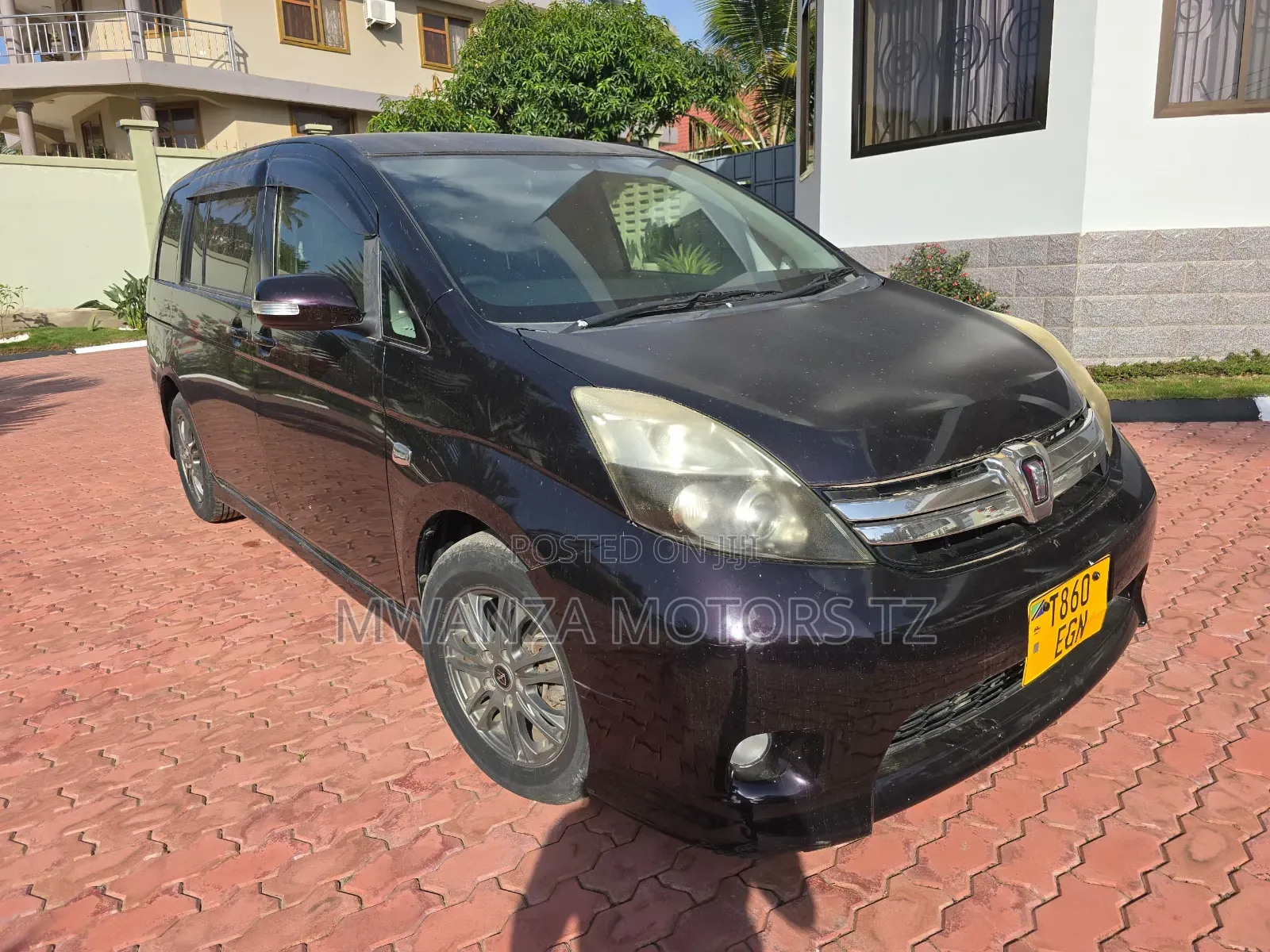 Toyota ISIS 2012 Gray