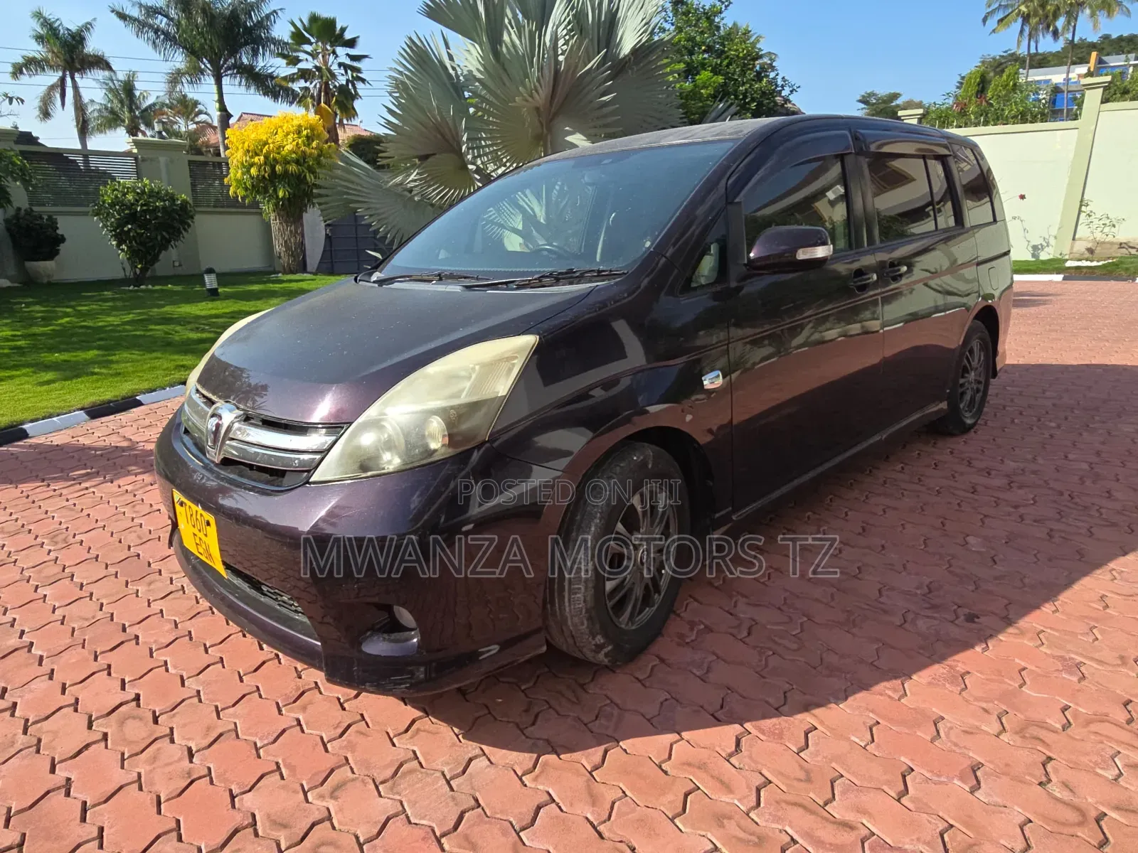 Toyota ISIS 2012 Gray