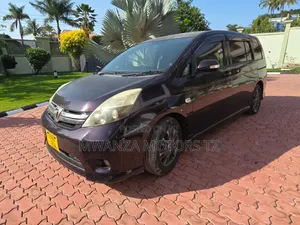 Toyota ISIS 2012 Gray