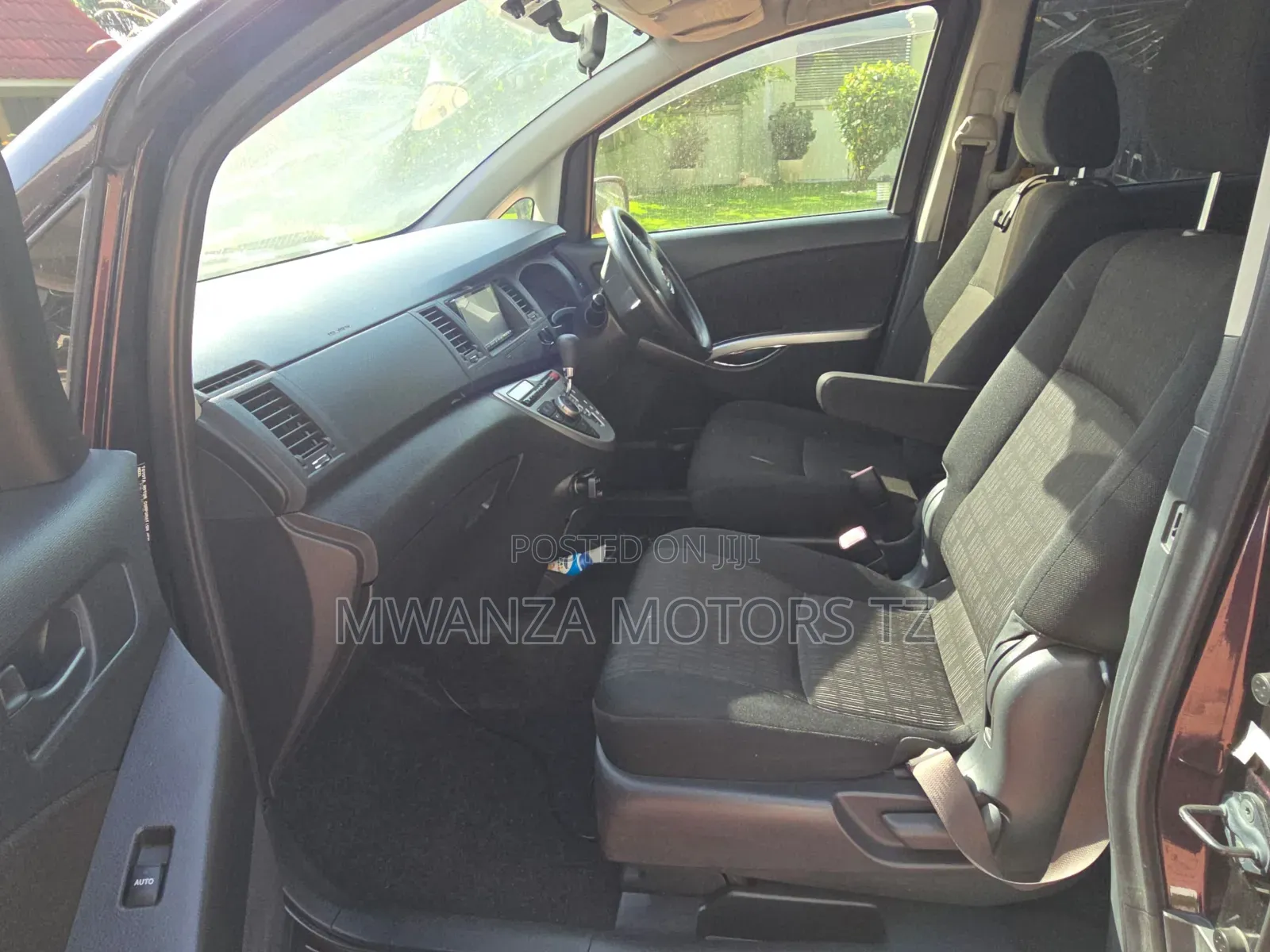 Toyota ISIS 2012 Gray