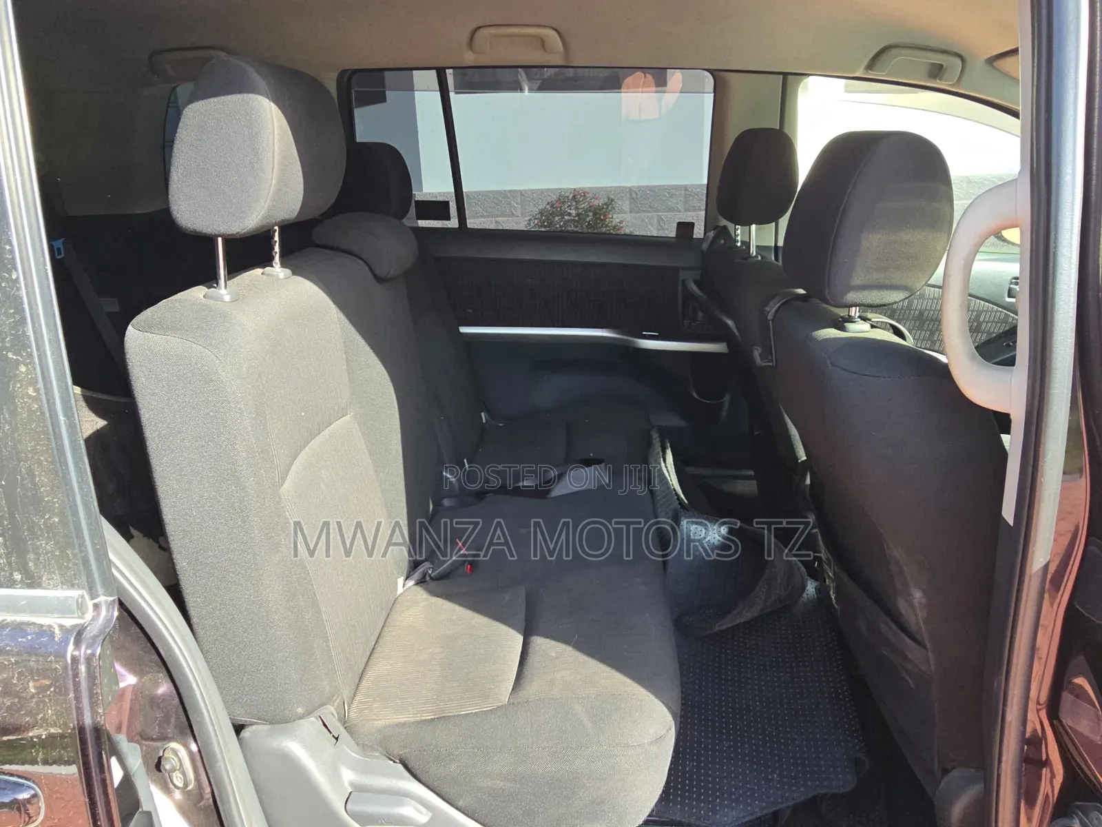 Toyota ISIS 2012 Gray