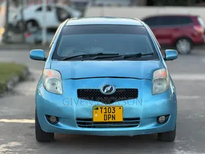 Toyota Vitz 2004 Blue