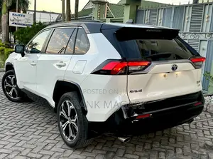 Toyota RAV4 Hybrid 2022 White
