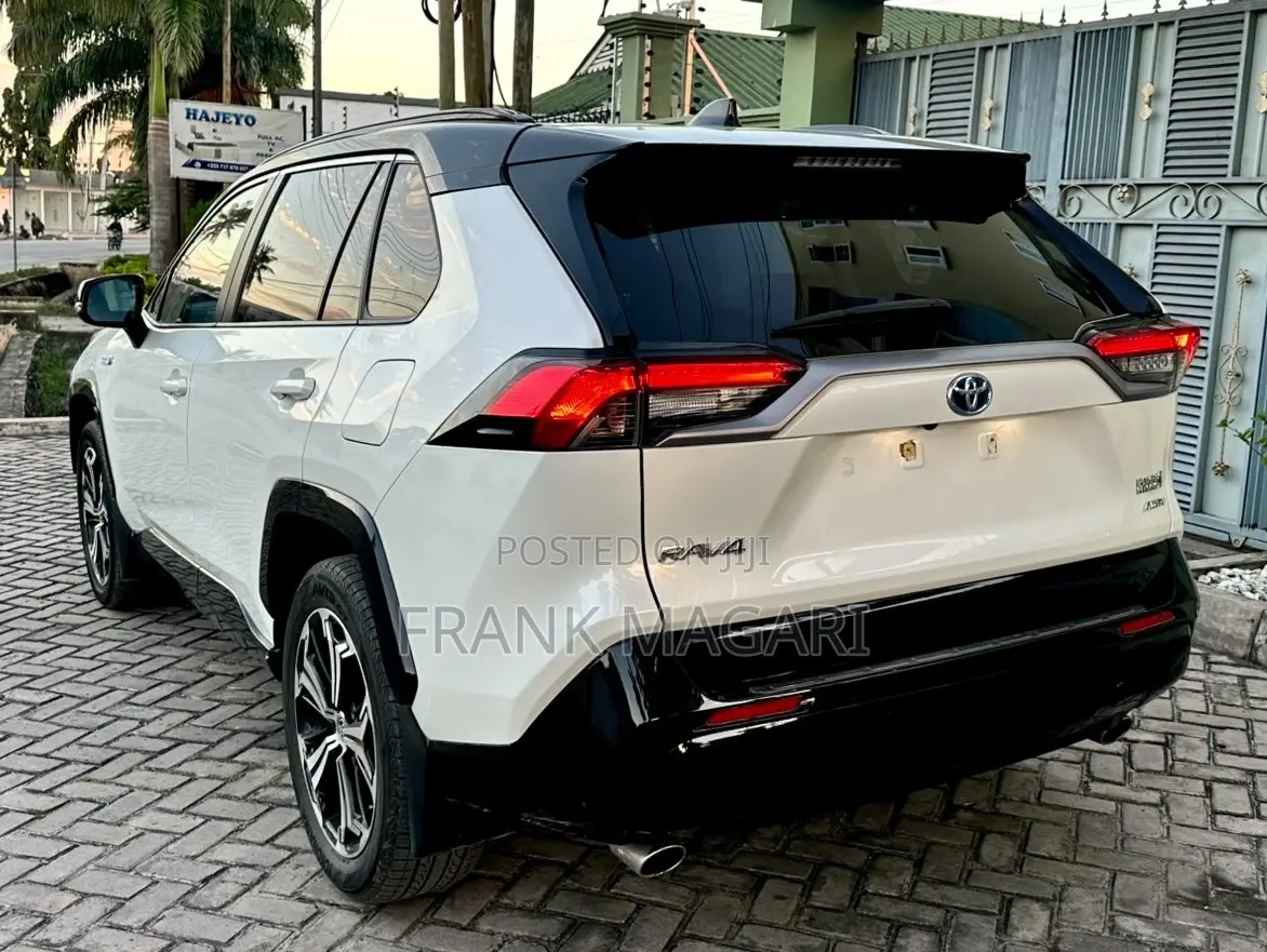 Toyota RAV4 Hybrid 2022 White