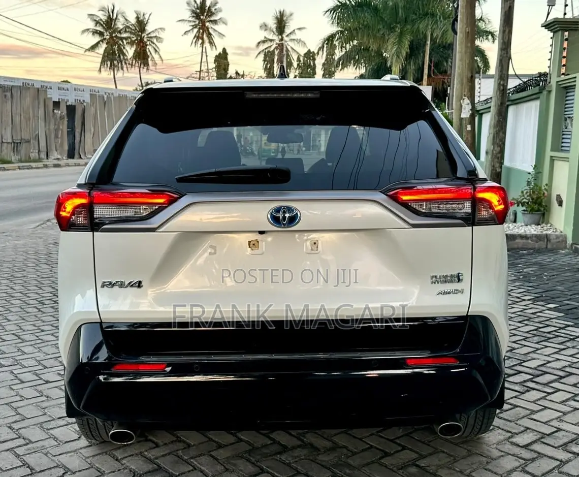 Toyota RAV4 Hybrid 2022 White