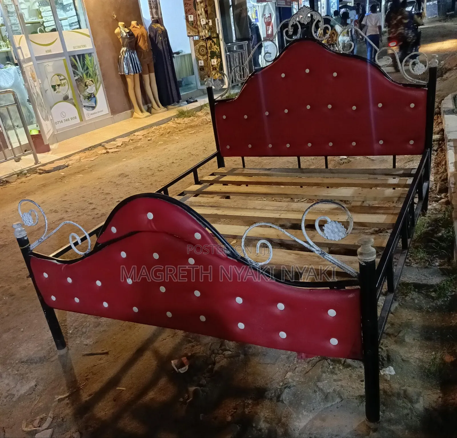 Nauza Kitanda Cha Bed Sofa 5 Kwa 6 Used Clean Rangi Maroon.