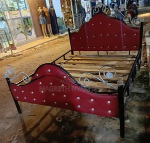 Nauza Kitanda Cha Bed Sofa 5 Kwa 6 Used Clean Rangi Maroon.