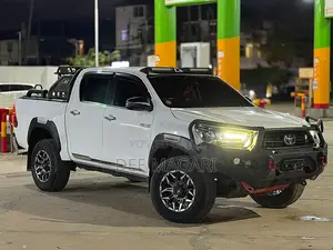 Toyota Hilux 2022 White