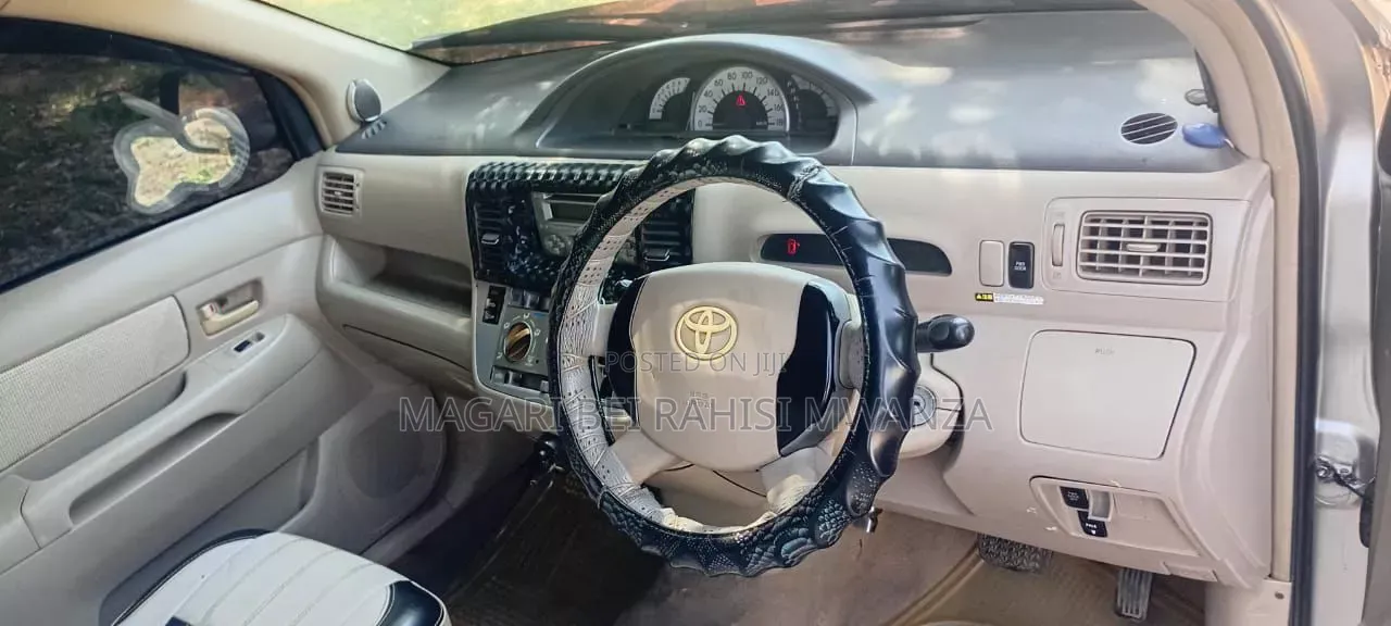 Toyota Raum 2005 Silver
