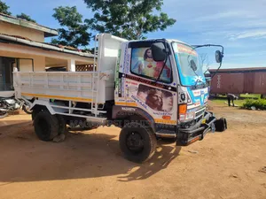Mitsubishi Fuso 2005 White