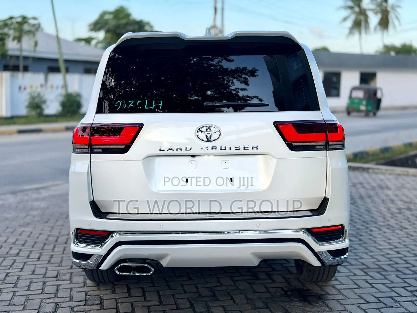Toyota Land Cruiser LC300 2025 White