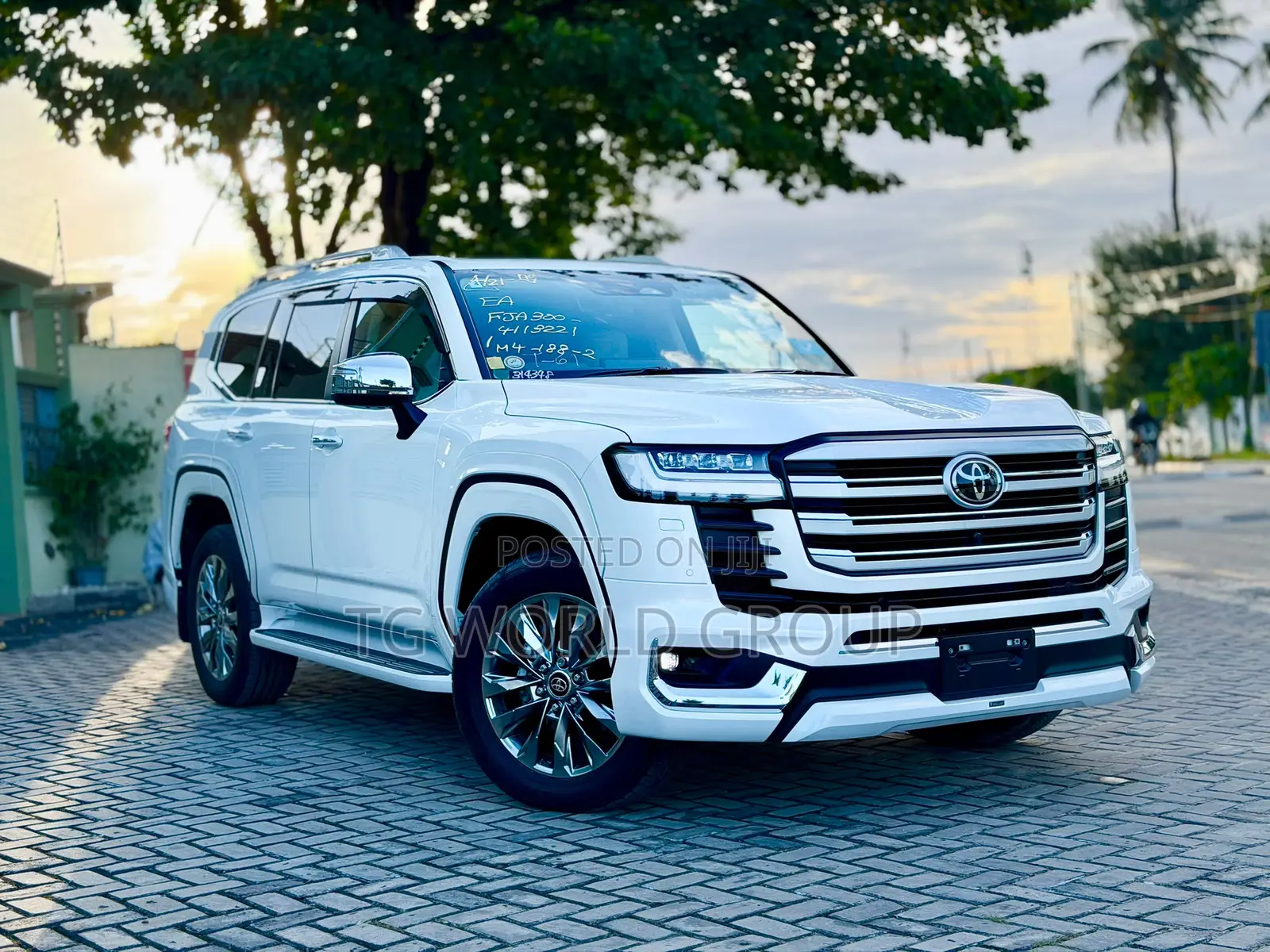 Toyota Land Cruiser LC300 2025 White