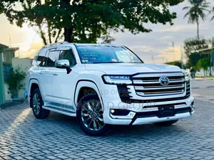 Toyota Land Cruiser LC300 2025 White