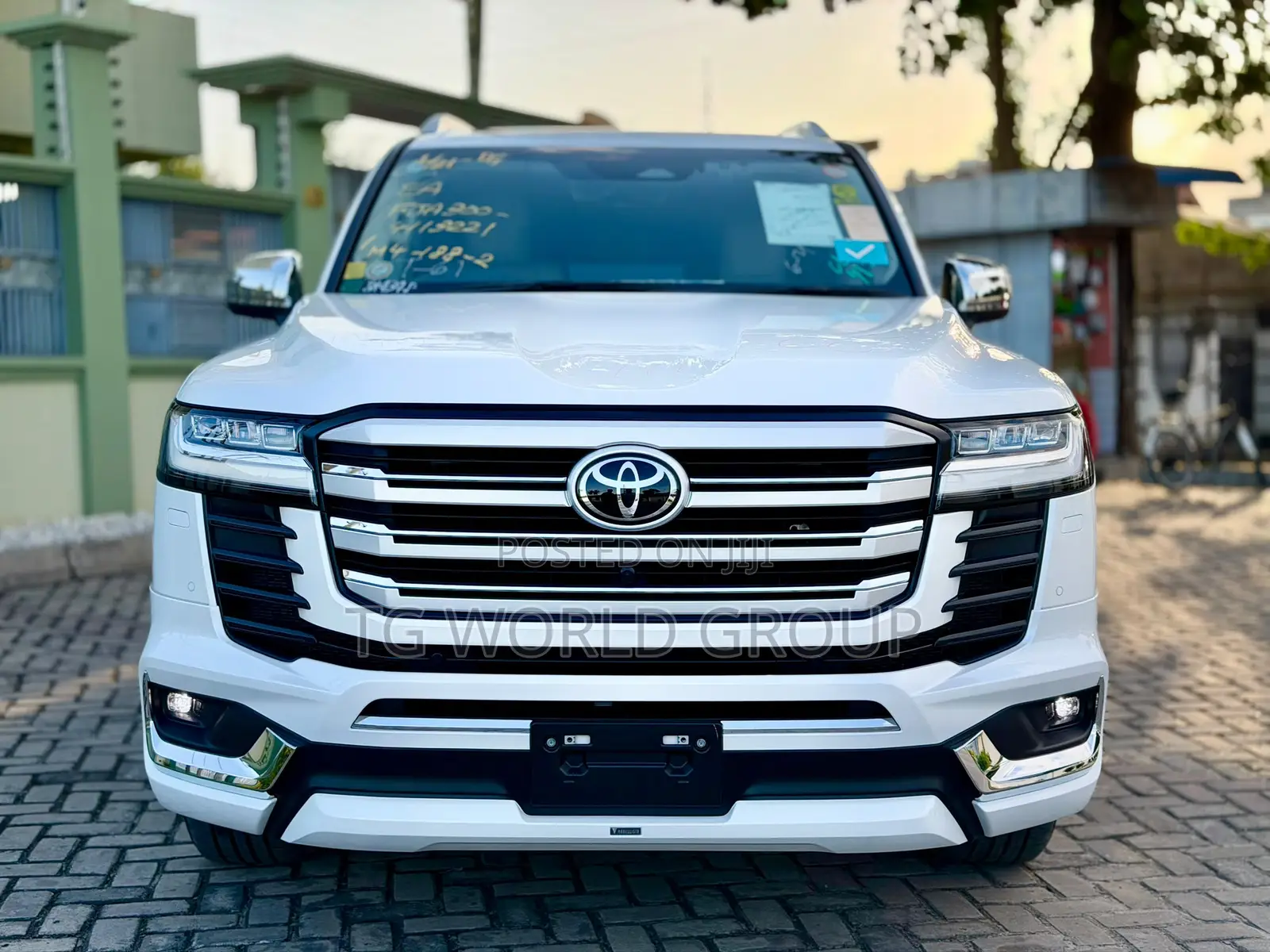 Toyota Land Cruiser LC300 2025 White