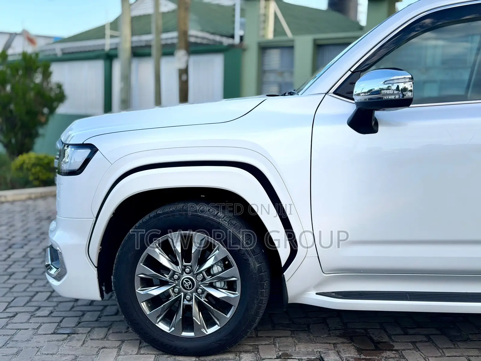 Toyota Land Cruiser LC300 2025 White