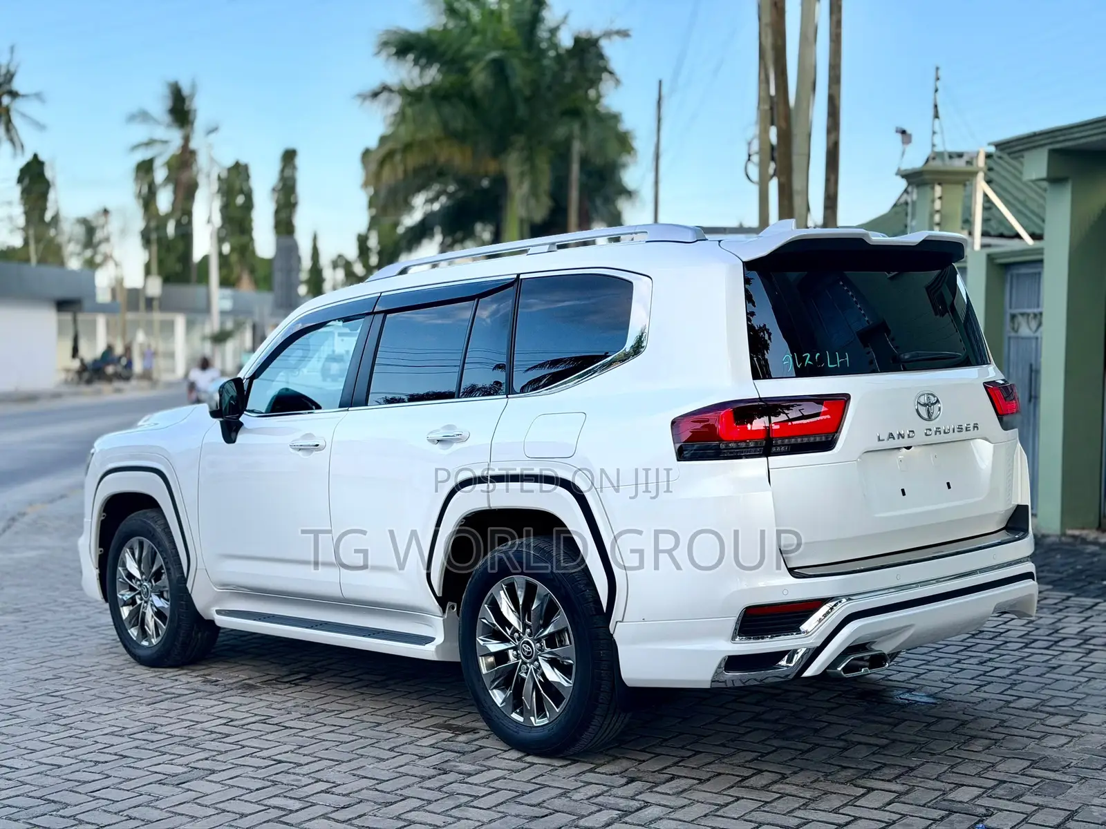 Toyota Land Cruiser LC300 2025 White