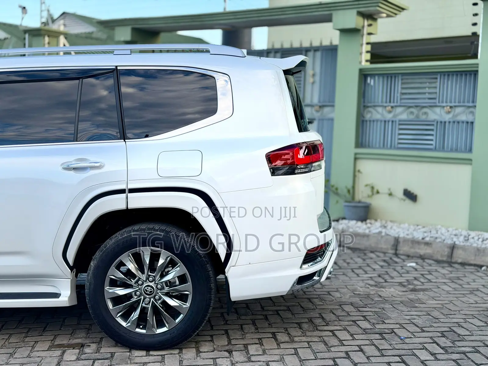 Toyota Land Cruiser LC300 2025 White