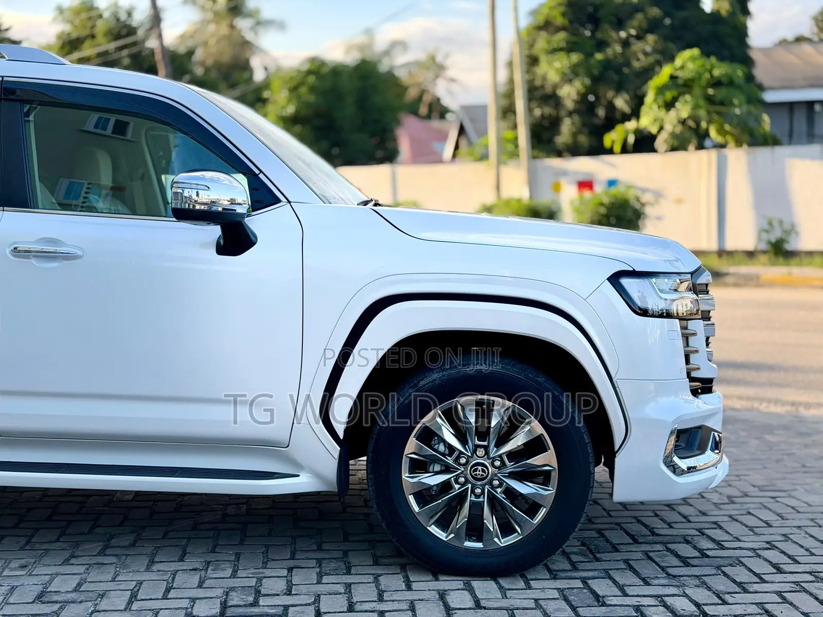 Toyota Land Cruiser LC300 2025 White