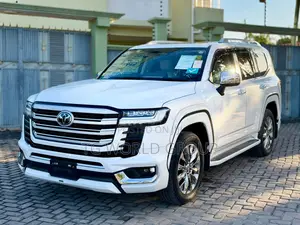 Toyota Land Cruiser LC300 2025 White