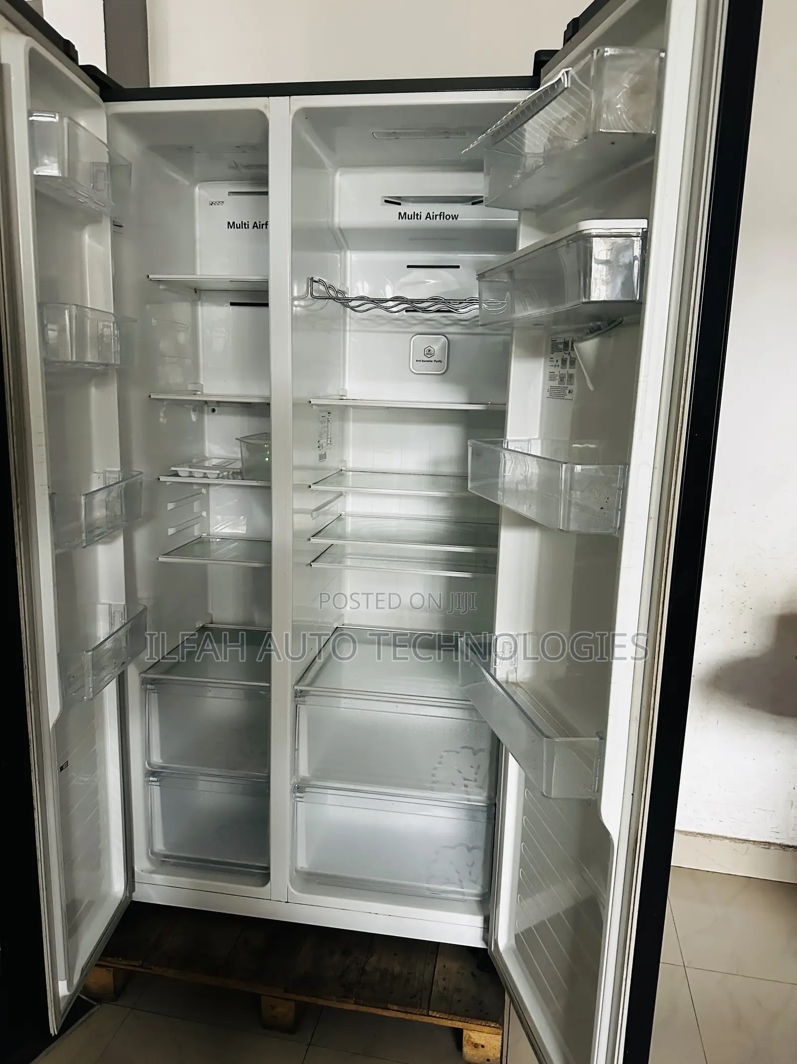Jokofu Hisense Side by Side – Luxury Black Glass Design