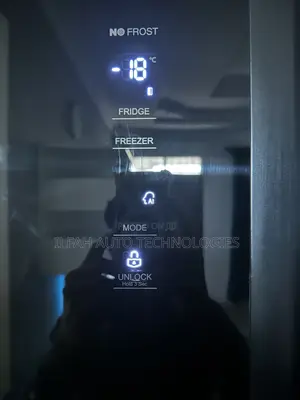 Jokofu Hisense Side by Side – Luxury Black Glass Design