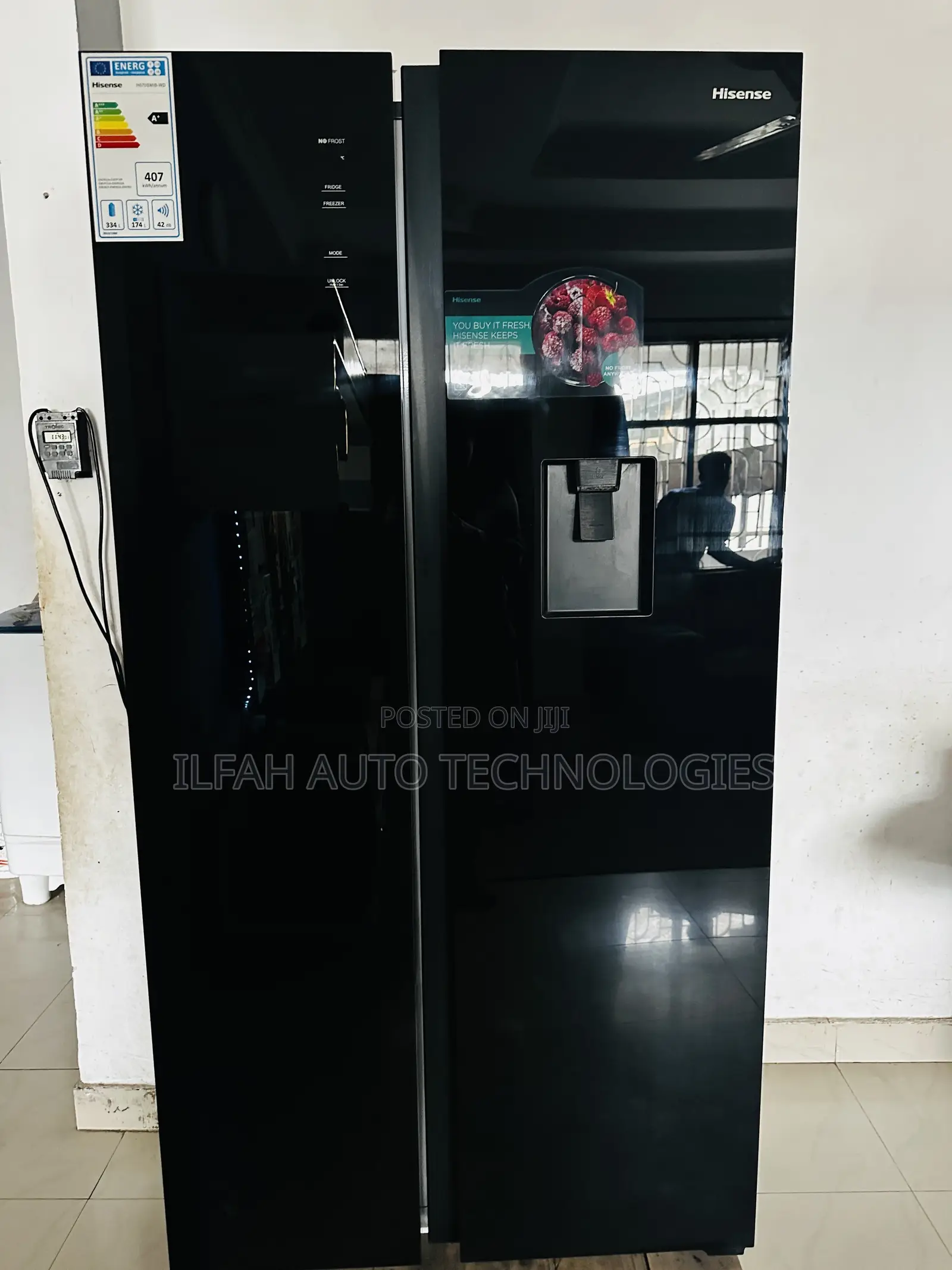 Jokofu Hisense Side by Side – Luxury Black Glass Design