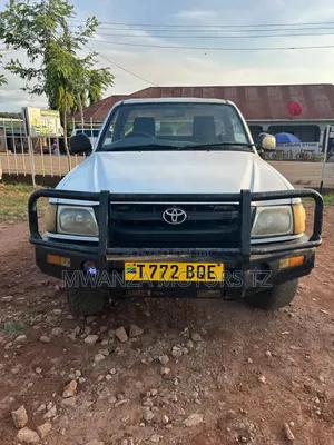 Toyota Hilux 1999 White