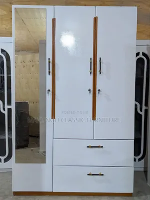 Kabati La Milango Mitatu Ni Kwaajili Ya Nguo