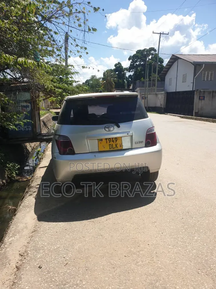 Toyota IST 2003 Silver