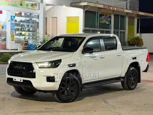 Toyota Hilux 2023 White
