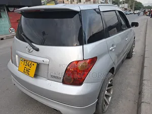 Toyota IST 2004 Silver