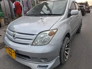 Toyota IST 2004 Silver
