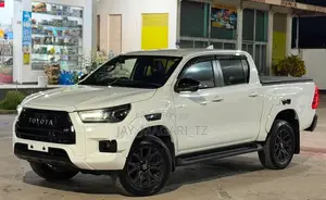 Toyota Hilux 2023 White