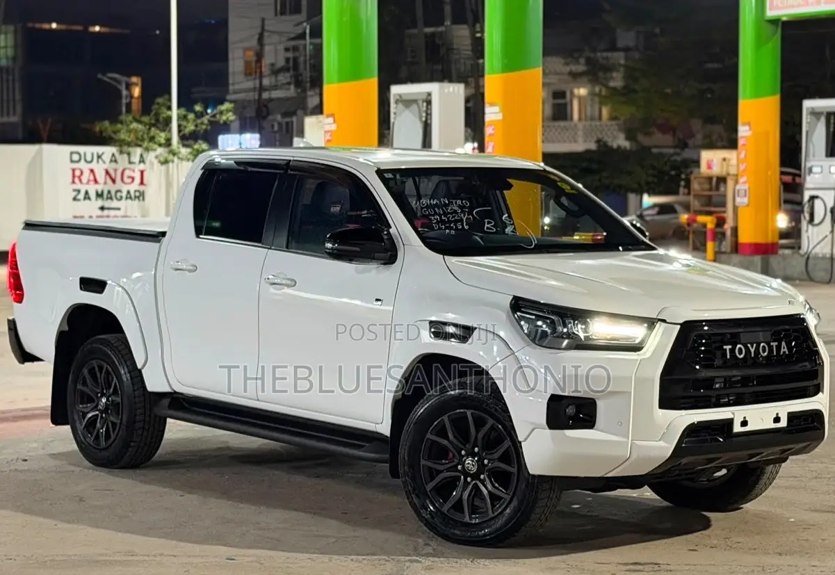 Toyota Hilux 2022 White