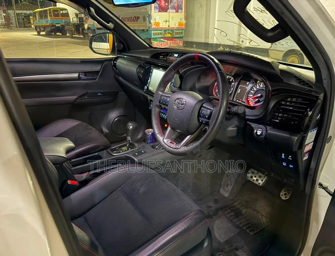 Toyota Hilux 2022 White
