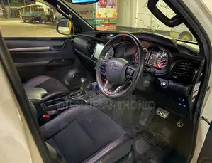 Toyota Hilux 2022 White