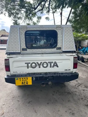 Toyota Hilux 2.5 Cab 2005 White
