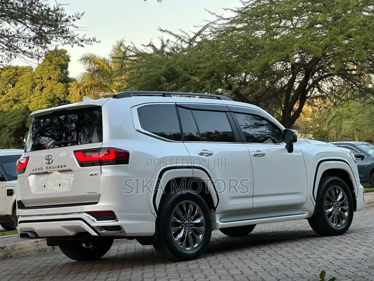 Toyota Land Cruiser 2024 White