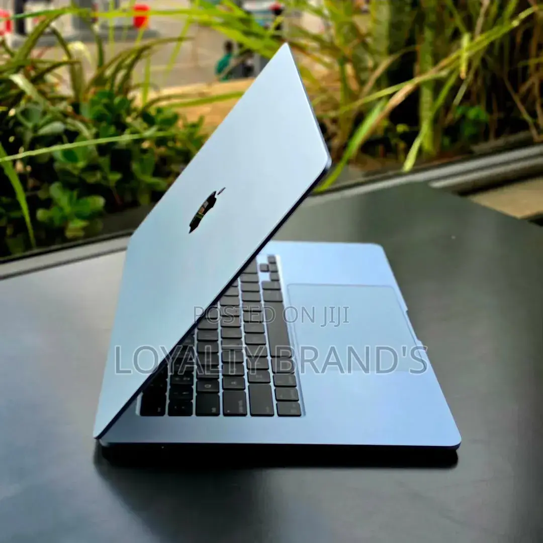 New Laptop Apple MacBook Air 2022 M2 16GB Apple M2 SSD 256GB