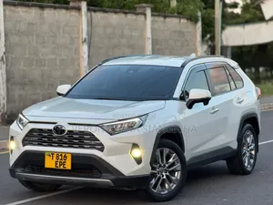 Toyota RAV4 Hybrid 2021 White
