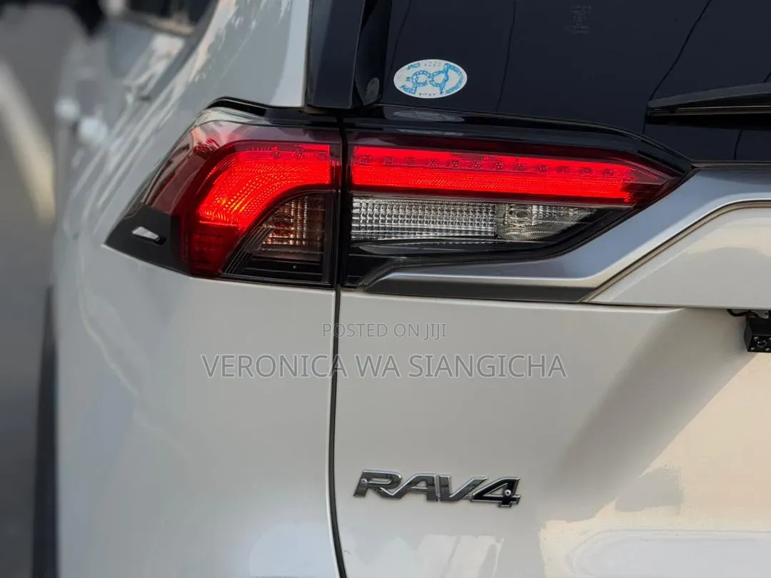 Toyota RAV4 Hybrid 2021 White